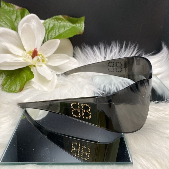 Like New! BALENCIAGA Sunglasses with Balenciaga Hardcase! - Picture 4 of 9